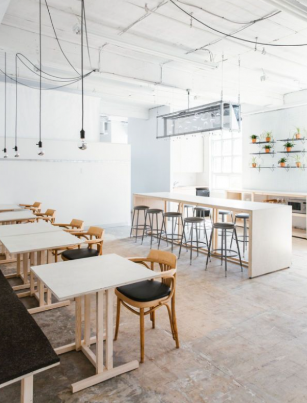 Desain kafe minimalis dengan warna netral